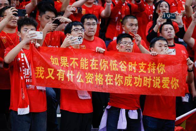 欧冠展望：曼城能否在主场逆袭巴黎卫冕冠军？